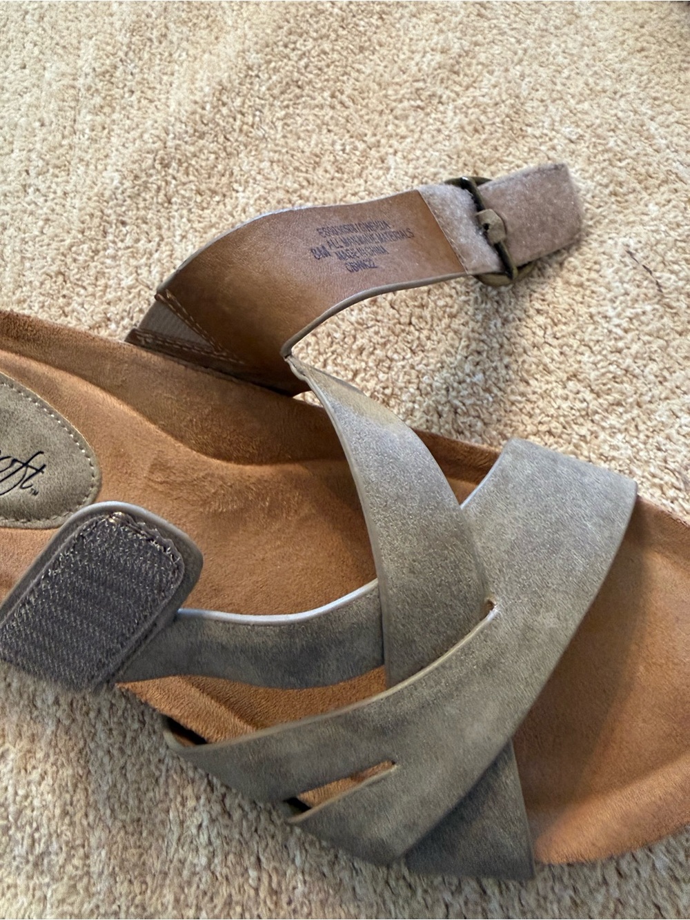 Eurosoft by Sofft. Taupe Slip-On Wedge Sandals for Women. Size 8. - Picture 3 of 6